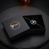 Bracelet Madinina Spirit présenté dans son coffret noir ouvert, sur une ardoise