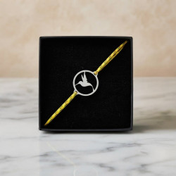 Bracelet Madinina Spirit avec cordon madras jaune, dans son coffret noir sur du marbre