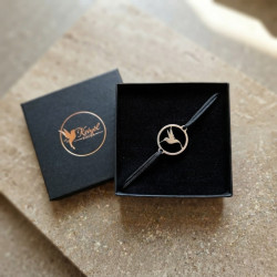 Coffret Kréyòl Bijoux ouvert avec le bracelet colibri, posé sur du liège