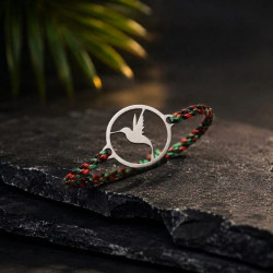 Bracelet Madinina Spirit en titane poli, médaillon colibri et cordon aux couleurs du drapeau de la Martinique